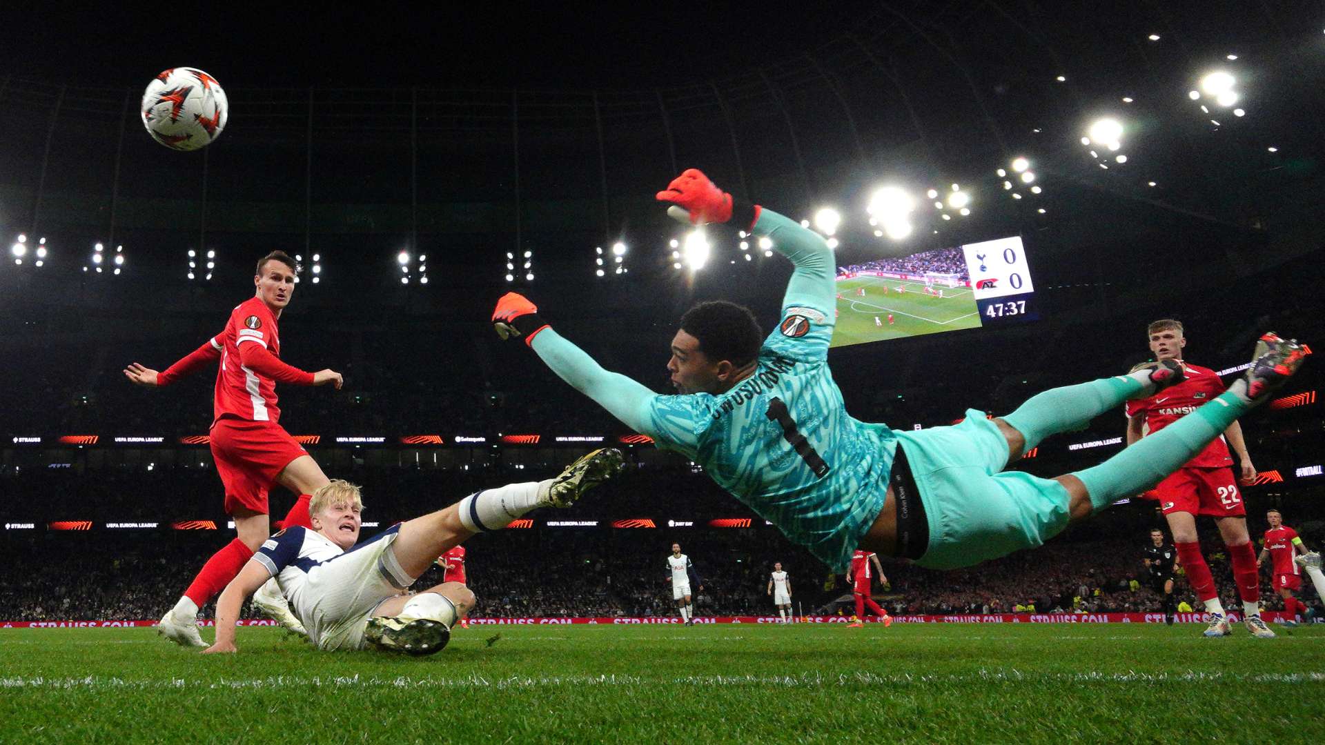 根据著名足球网站《转会市场》的最新数据，皇马力压巴萨，成为目前西甲身价最高的球队。根据统计，皇马全队目前的身价是12.3亿欧元，位列西甲之首，巴萨以10.2亿位居次席...